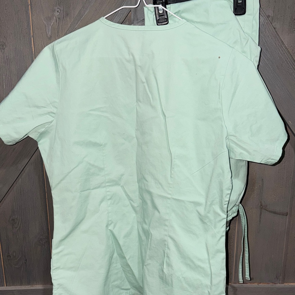 Butter-Soft Women's Mint Green Scrub Top - Picture 4 of 8